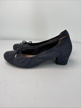 🥡 Sabrinas Classic Navy suede Low Block Heel Pump with Textured Toe
